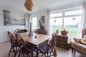 Comfort House, Private Bathroom, Sea View | Restaurant - Fairlight - Charming Coastal Home on the Beach (Chichester)