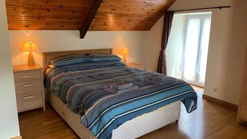 2 slaapkamers, een strijkplank/strijkijzer, gratis wifi, beddengoed
