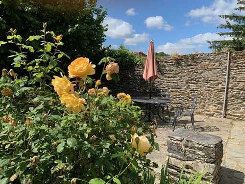 A wonderful stone cottage sleeps up to 5, is set in a quiet lane yet near to shops, lake etc.