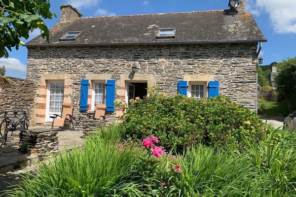 The front of Lake Cottage.