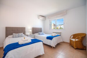 4 chambres, fer et planche à repasser, lit parapluie, Wi-Fi gratuit