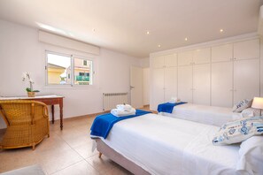 4 habitaciones, tabla de planchar con plancha y cuna de viaje