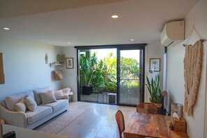 Smart TV, fireplace, books, stereo