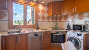 Frigorífico, microondas, horno y lavavajillas