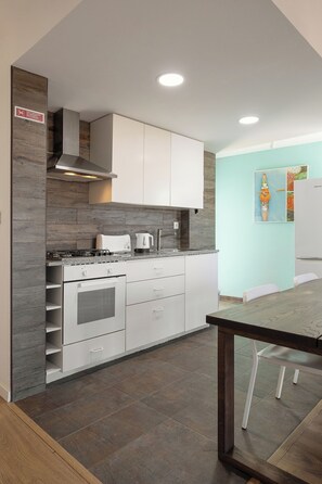 Fridge, microwave, oven, stovetop