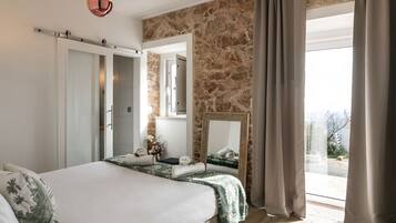 2 bedrooms, iron/ironing board, travel crib, free WiFi