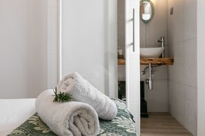 Haartrockner, Handtücher, Toilettenpapier