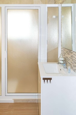 Haartrockner, Handtücher, Toilettenpapier