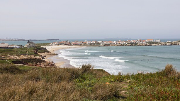 A coastal town with a beach, houses, and a rocky shoreline. - Swell House - Stylish Baleal Beach Apartment (Peniche)