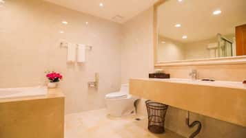 Ein modernes Badezimmer mit Badewanne, Toilette und Waschbecken.
