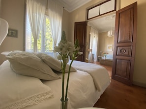 4 bedrooms, iron/ironing board, free WiFi, bed sheets