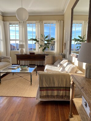 Tv, böcker, en stereo och kontor