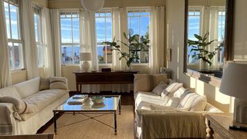 Een televisie, boeken, een stereo en een kantoor