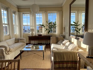 Télévision, livres, chaîne hi-fi, espaces bureaux