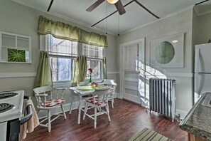 City Apartment | Private kitchen - Urban Contemporary Buckingham Apts C-1 (Hartford)