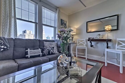 Urban Contemporary Buckingham Apts C-1