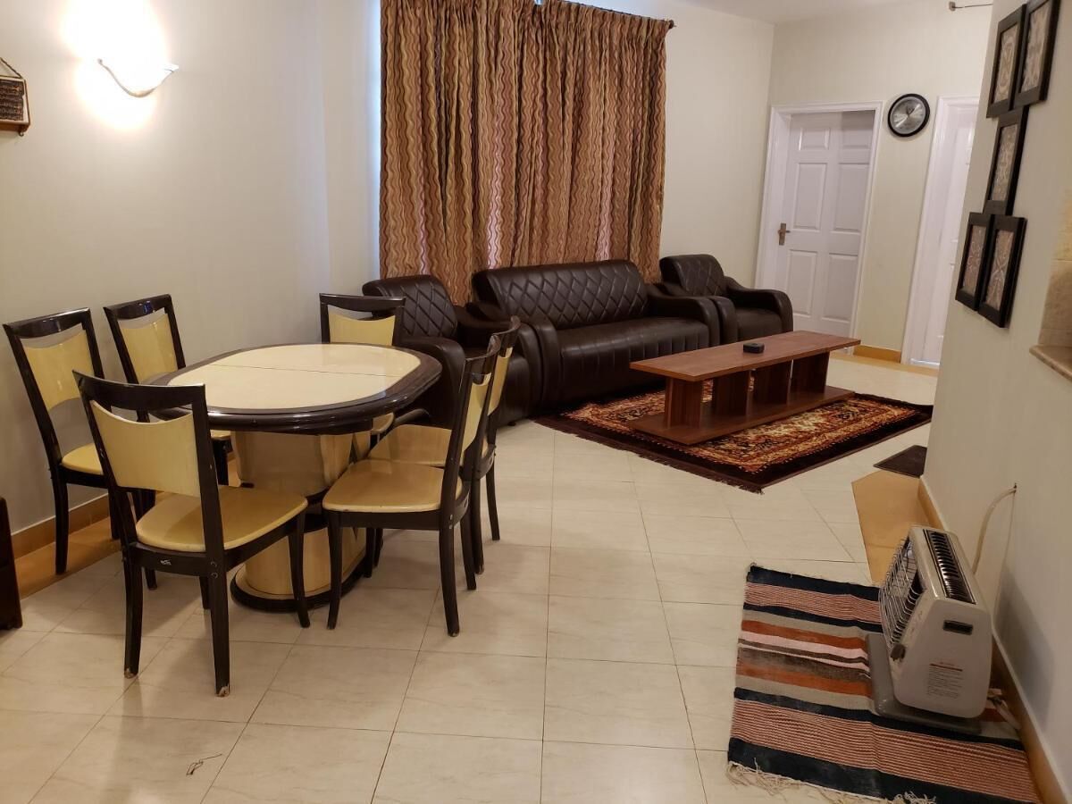 Deluxe Apartment | Ruang tamu | 32 inci televisyen LED dengan kabel, TV 