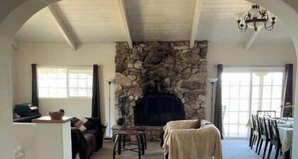 20 people can stay. Peaceful 1 acre of Avocado ranch. 2 stories. 16 beds.