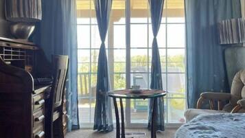 3 dormitorios, caja fuerte, escritorio y tabla de planchar con plancha