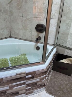 Hair dryer, towels, soap, shampoo - 20 people can stay. Peaceful 1 acre of Avocado ranch. 2 stories. 16 beds.  (Fallbrook)