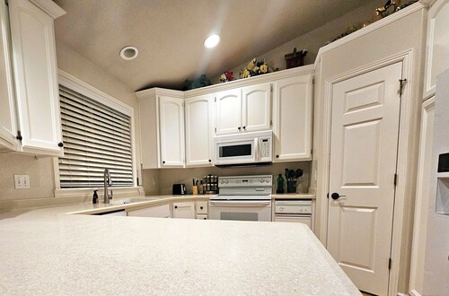 King & Queen 2-Story 2-Bed/2-Bath Twin Home