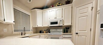 King & Queen 2-Story 2-Bed/2-Bath Twin Home