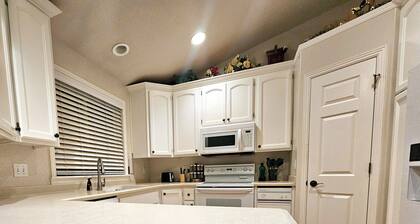 King & Queen 2-Story 2-Bed/2-Bath Twin Home