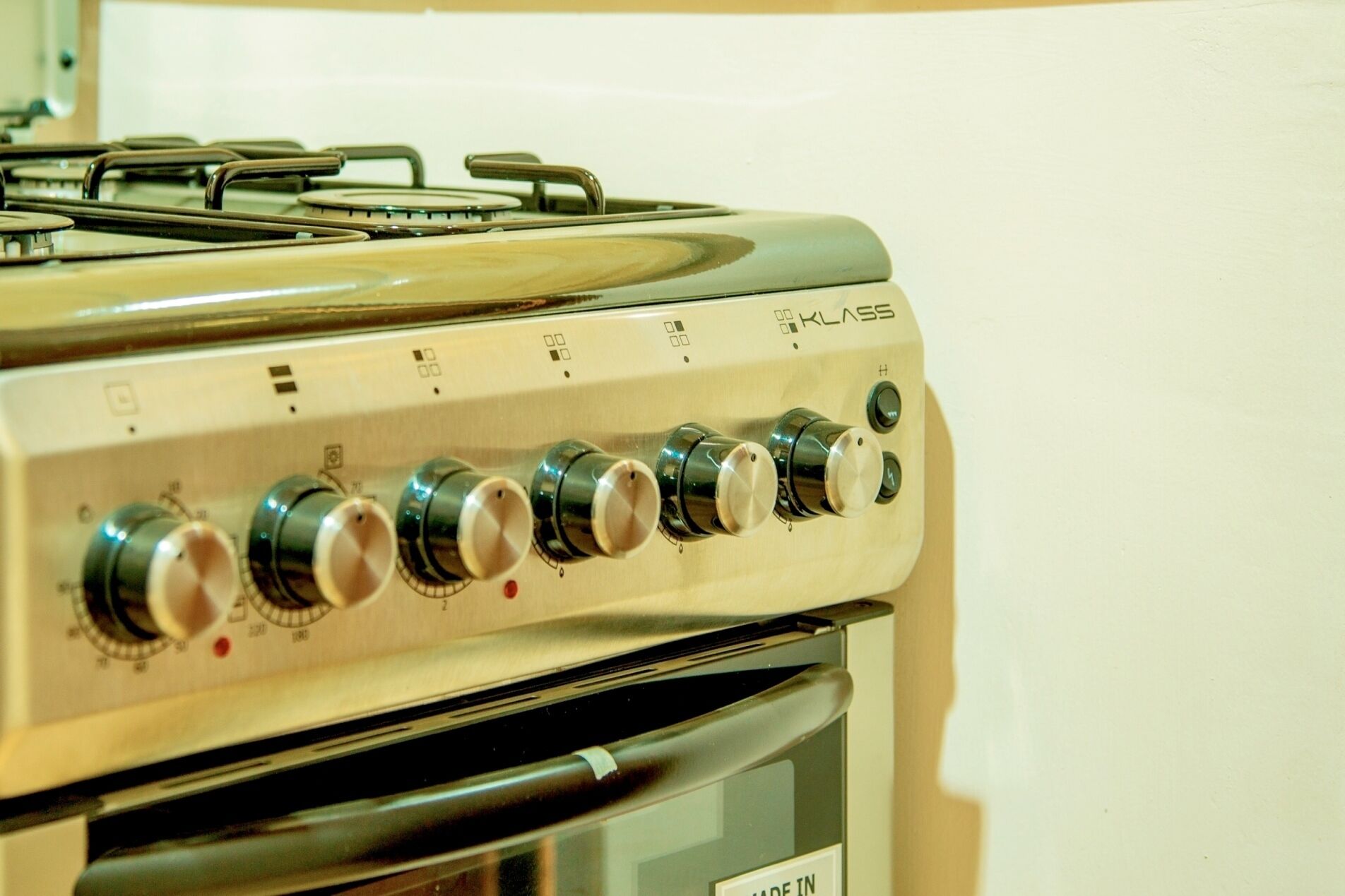 Una estufa de cocina con perillas de control y un horno integrado.