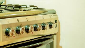 Una estufa de cocina con perillas de control y un horno integrado.