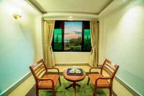 Suite | Living area | Flat-screen TV - Victoria View Hotel (Kampala)