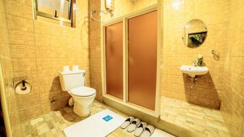 Apartamento | Banheiro | Chuveiro, chuveiro com efeito de chuva, produtos de toalete grátis