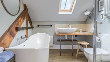Suite clásica, baño en la habitación, vista parcial al mar | Baño