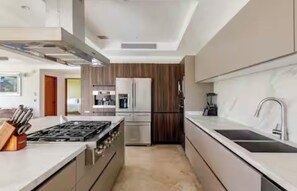 Réfrigérateur, four à micro-ondes, un four, surface de cuisson