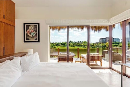 It is a private villa with beautiful views,comfortable,a quiet place to vacation