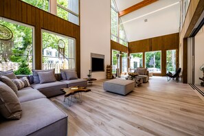 Flat-screen TV, fireplace, stereo