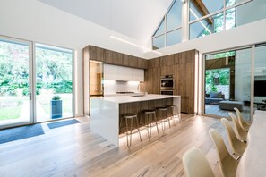 冷蔵庫、電子レンジ、オーブン、コンロ