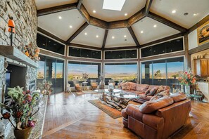 Smart TV, fireplace, video games, table tennis - BIGGEST BEST MANSION In NE Scottsdale Area- VIEWS, Infinity Pool, MOVIE THEATER! (Fountain Hills)