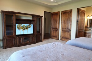 7 Schlafzimmer, Schreibtisch, Bügeleisen/Bügelbrett, Reisekinderbett