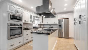 冷蔵庫、電子レンジ、オーブン、コンロ