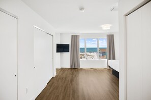 2 bedrooms, iron/ironing board, WiFi