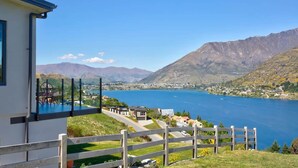 A house with a balcony overlooking a lake and mountains. - Ultimate Heights Queenstown Jaw dropping views (Queenstown)