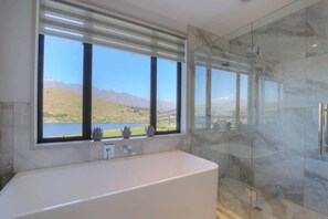 Shower, hair dryer - Ultimate Heights Queenstown Jaw dropping views (Queenstown)