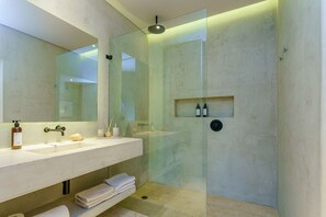 Apartament de disseny, 2 dormitoris, piscina privada | Bany | Dutxa i tovalloles 