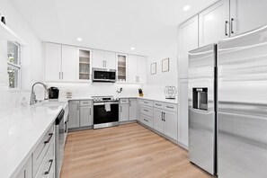 Fridge, microwave, oven, stovetop - Boca Bliss: Family-Friendly Escape with Hot Tub & Grill, 1 Mile from the Beach! (Boca Raton)