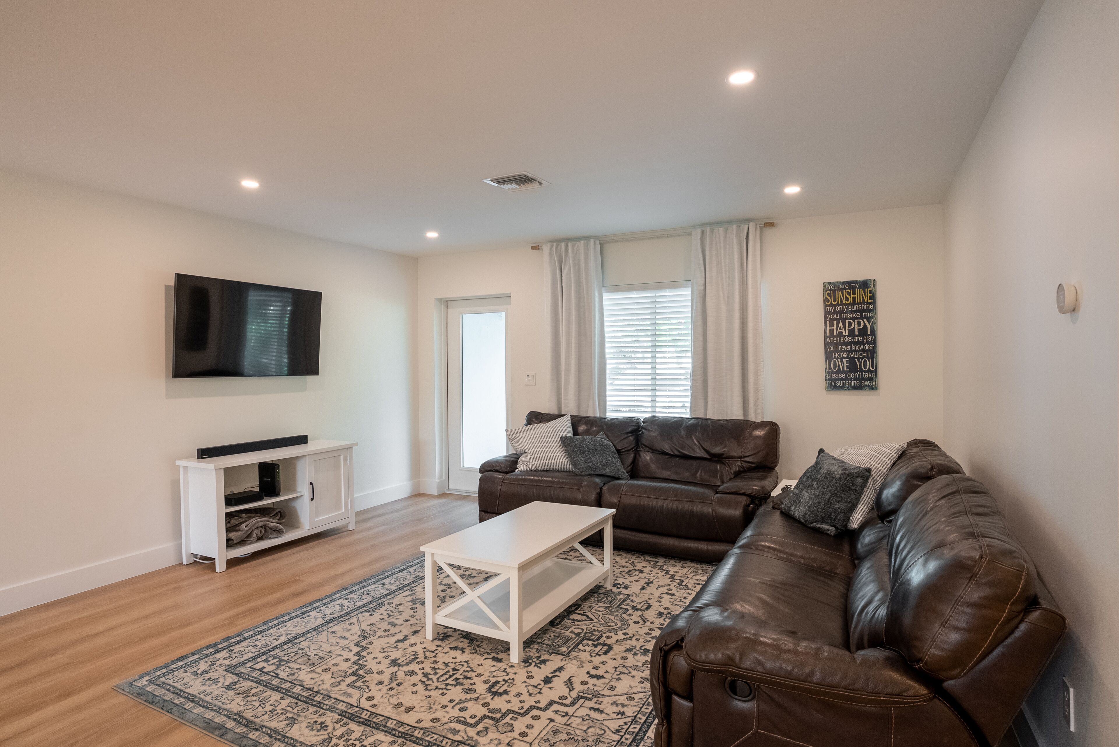 Modern Renovated 3 BR beach house - Beach 1 Mile