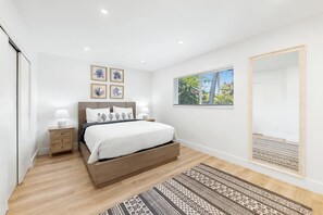 3 bedrooms, iron/ironing board, WiFi, bed sheets - Boca Bliss: Family-Friendly Escape with Hot Tub & Grill, 1 Mile from the Beach! (Boca Raton)