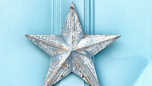 A blue door with a star-shaped decoration and the number 20. - Sailors Rest (Bideford)