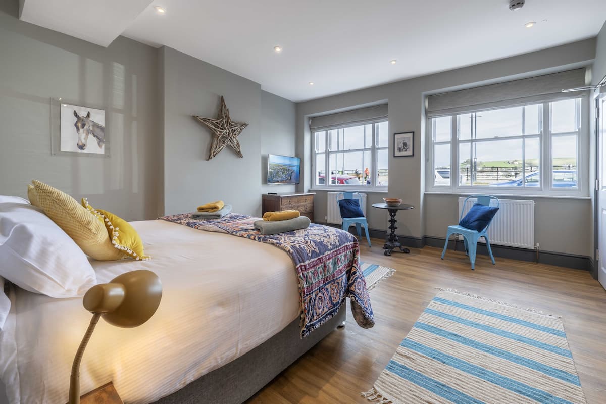 Tweepersoonskamer, en-suite badkamer, gedeeltelijk uitzicht op zee | 1 slaapkamer