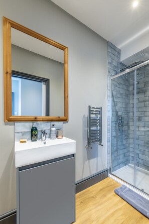 Deluxe Double Room, Ensuite, Sea View | Bathroom