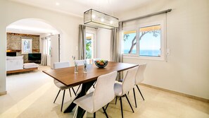 Luksushuvila, kylpyhuone makuuhuoneen yhteydessä, merinäköala (Luxury Villa Ethra) | Ravintola